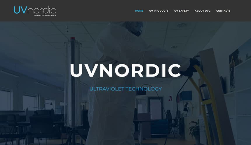 Ballina e UV Nordic, me emrin mbi një person me veshje mbrojtëse.